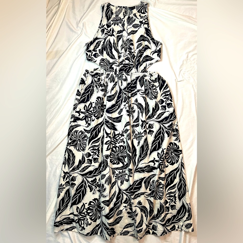 NWOT WhoWhatWear Black/Cream Maxi Dress w/cut-outs